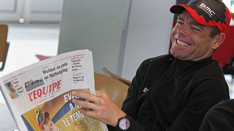 Todos los corredores del Tour de Francia se han trasladado en avión hasta París para disputar la última etapa de la carrera, a la que Contador no llega, como acostumbra, de líder. "Llego de otra manera, pero estoy contento", asegura el pinteño, mient