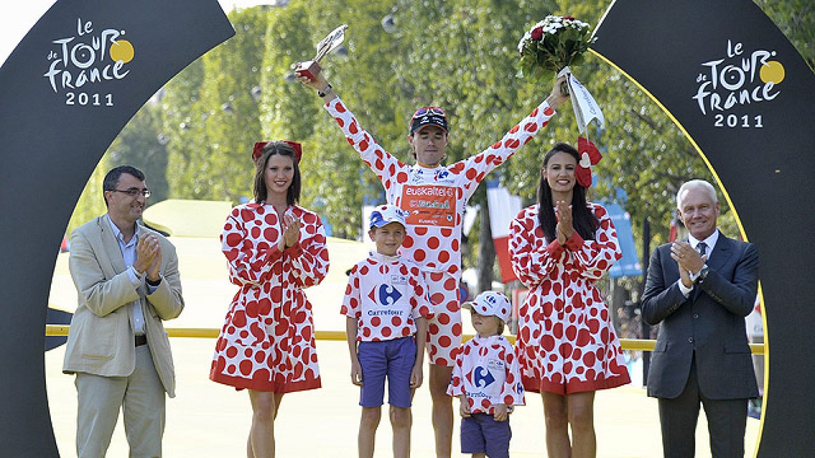El ciclista español de Euskaltel ha subido al podio de París con el maillot de lunares rojos que le acredita como campeón de la clasificación de la montaña.