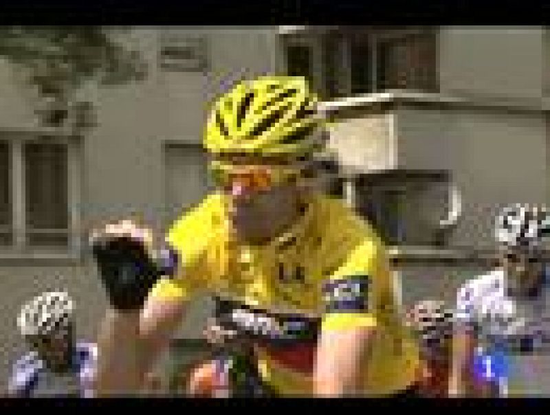 El Tour de Francia corona en París a Cadel Evans, junto a los hermanos Schleck. Samuel Sánchez se vestirá con el maillot de campeón de la montaña. Mark Cavendish logró su quinta victoria en la meta de los Campos Elíseos.