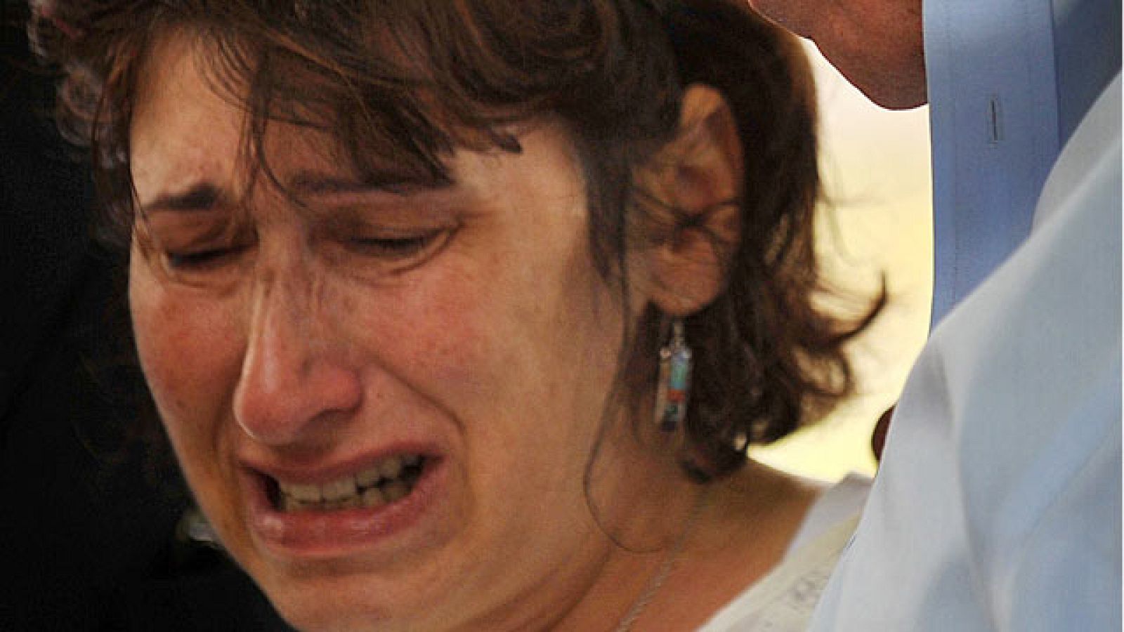 Hoy está previsto que se practique la autopsia al cuerpo de Amy Winehouse para esclarecer las causas de su muerte, aunque algunas fuentes señalan a una sobresdosis como causa del fallecimiento. Cientos de personas se han congregado frente a su domicilio para darle su último adiós. 