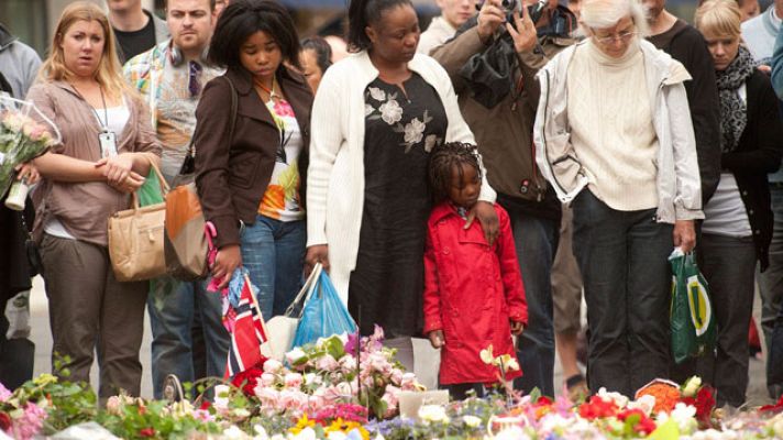 Minuto de silencio por las víctimas de Noruega