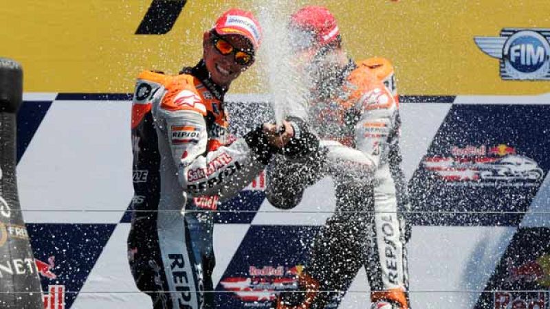 Stoner ha ganado en Laguna Seca y es más líder del Mundial de MotoGP. 20 puntos le separan ahora de Lorenzo, que después de la terrible caída del sábado, se va, pese a todo, satisfecho del circuito californiano. 