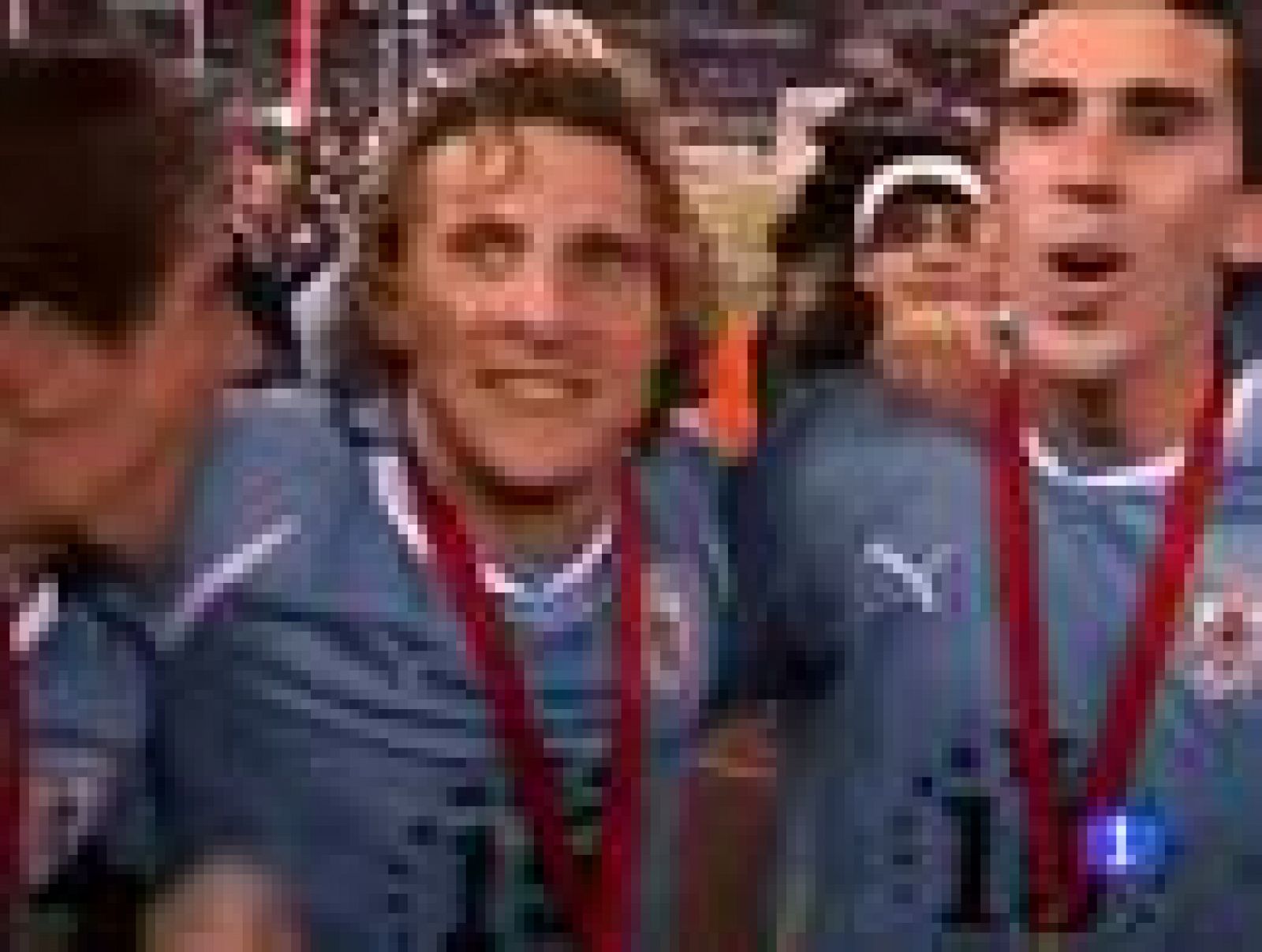 Uruguay, la primera campeona del mundo de fútbol, puede decir orgullosa que desde ayer es también la selección que más veces ha ganado la Copa América, 15... Por fin marcó Forlán. No lo había hecho con su selección en el último año.