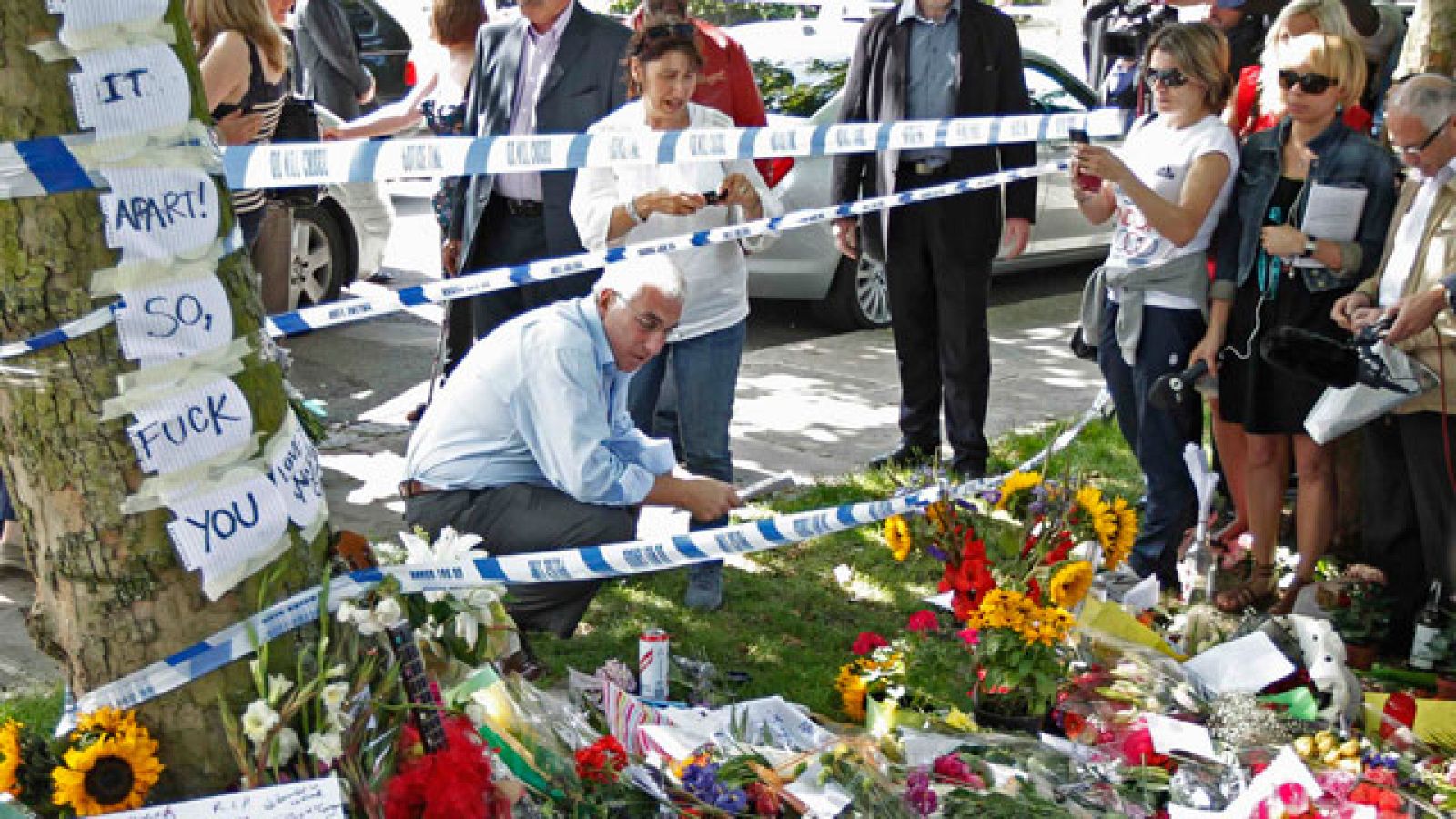  Los padres de Amy Winehouse se emocionan frente al lugar donde los fans depositan flores en su memoria