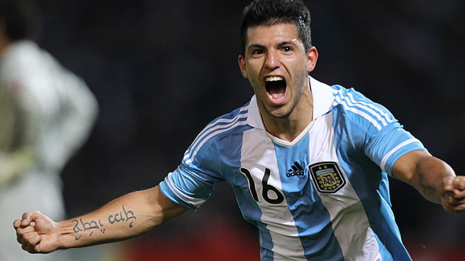 El delantero argentino Sergio Agüero ha confirmado su fichaje por el Manchester City y ha puesto fin a su etapa en el Atlético de Madrid. El 'Kun' llegó este miércoles a Manchester para cerrar su pase al club inglés.