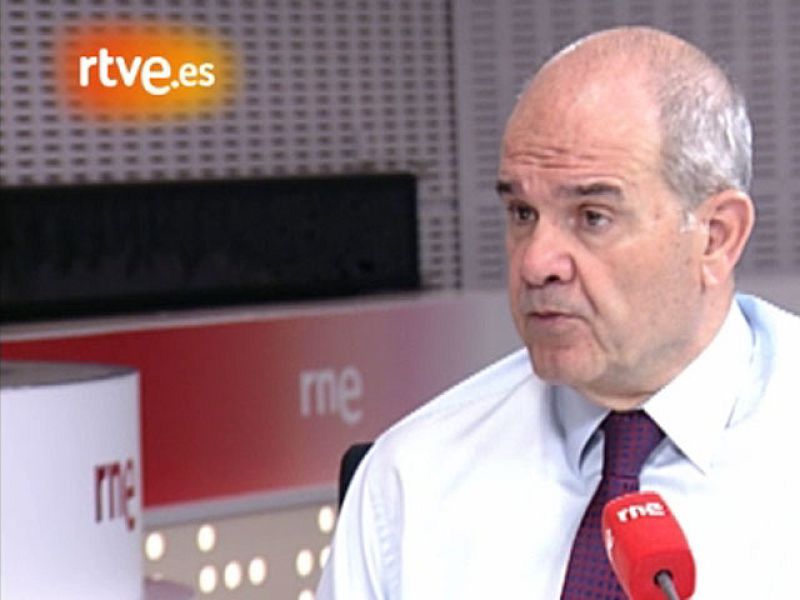 Manuel Chaves, vicepresidente segundo, afirma en RNE que Rajoy "no está en la realidad" y que a las autonomías del PP les interesa pactar