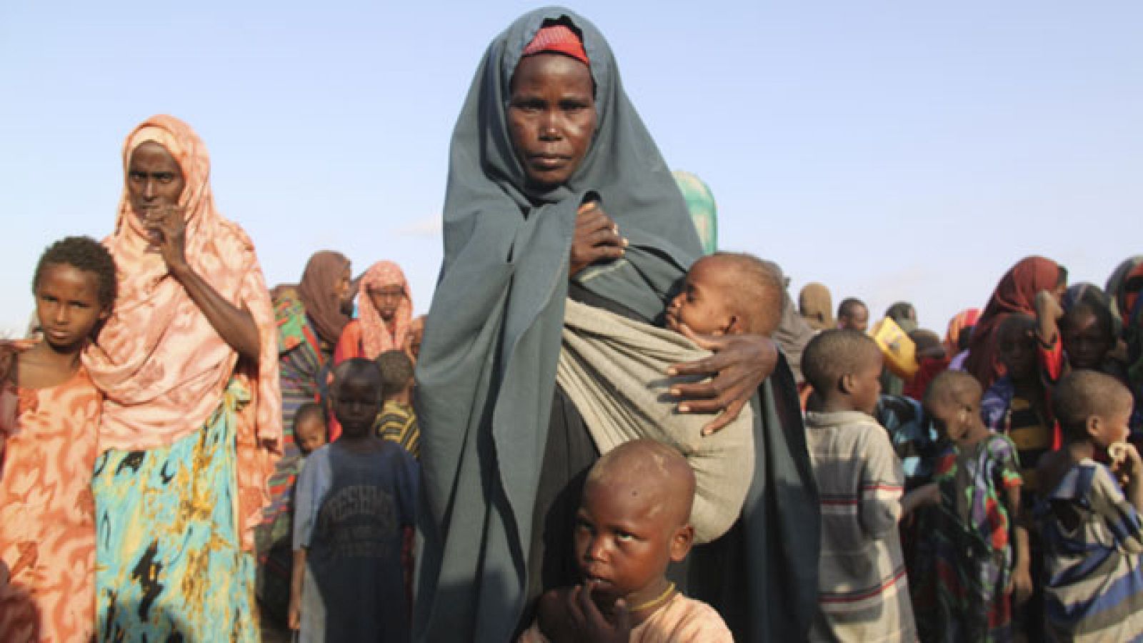 Mujeres, niños y ancianos huyen del hambre en Somalia