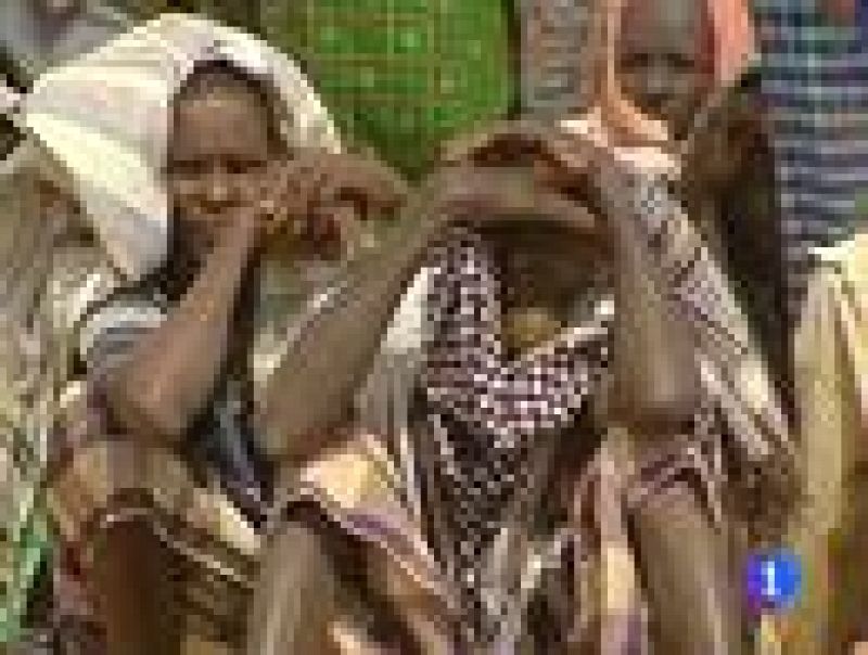 Mujeres, niños y ancianos huyen del hambre en Somalia
