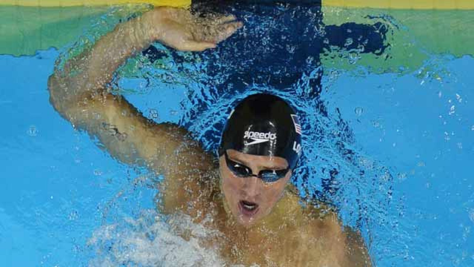 El estadounidense Ryan Lochte ganó este viernes en los 200 metros espalda su tercera medalla de oro en los Mundiales de Shanghái por delante del japonés Ryosuke Irie, medalla de plata, y el estadounidense Tyler Clary.
