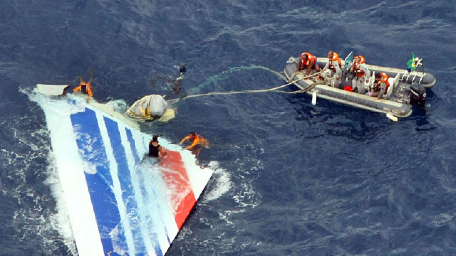 Un nuevo informe sobre el accidente del avión de Air France que volaba de Río de Janeiro a París pone en duda la correcta actuación de los pilotos cuando el aparato comenzó a perder altura. Ocurrió hace dos años, y murieron 228 personas.