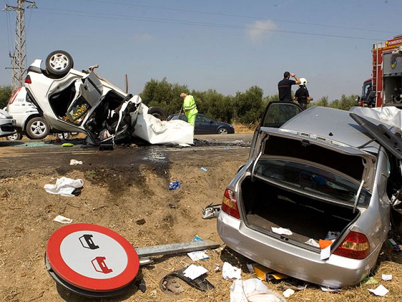   Tres muertos y siete heridos graves en un accidente en Los Palacios, Sevilla. 