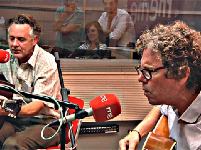 Gary Louris y Mark Olson, miembros de The Jayhawks, dejaron una versión acústica de la canción "Blue" en las entrevistas acústicas de 'Hoy empieza todo' de Radio 3. Vídeo: Rodrigo Simón (29/07/11).