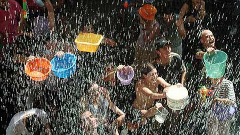 Vallecas en Madrid volvió a disfrutar de un baño de multitudes y de agua en la tradicional 'Batalla Naval' de cada verano.