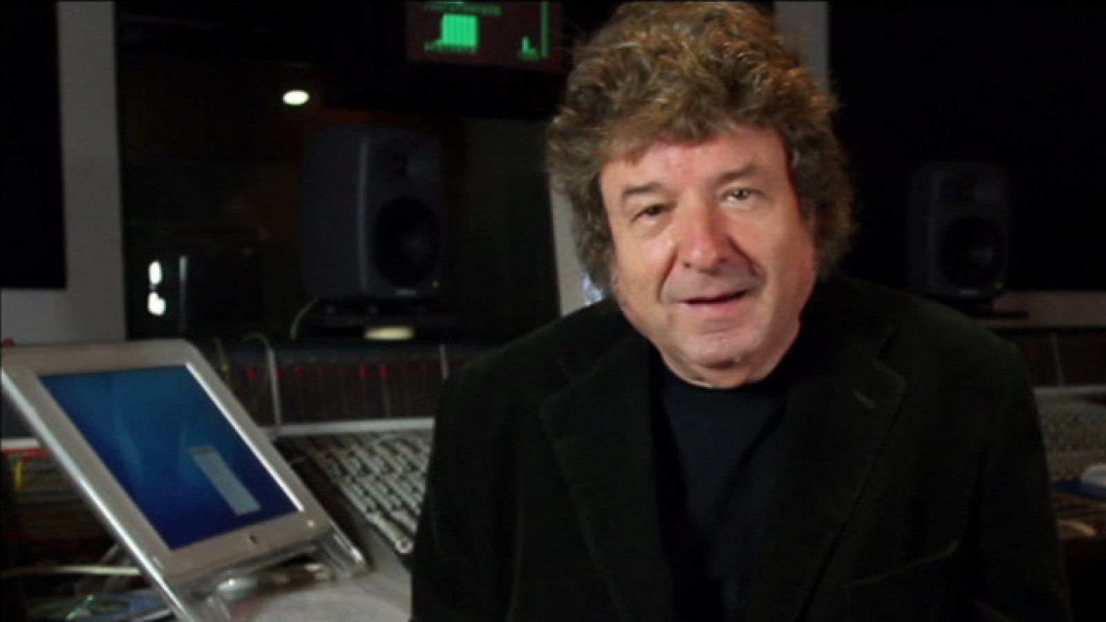 Enrique Morente ejerce de maestro de ceremonias en la presentación del concierto de Enrique Heredia 'Negri'. 