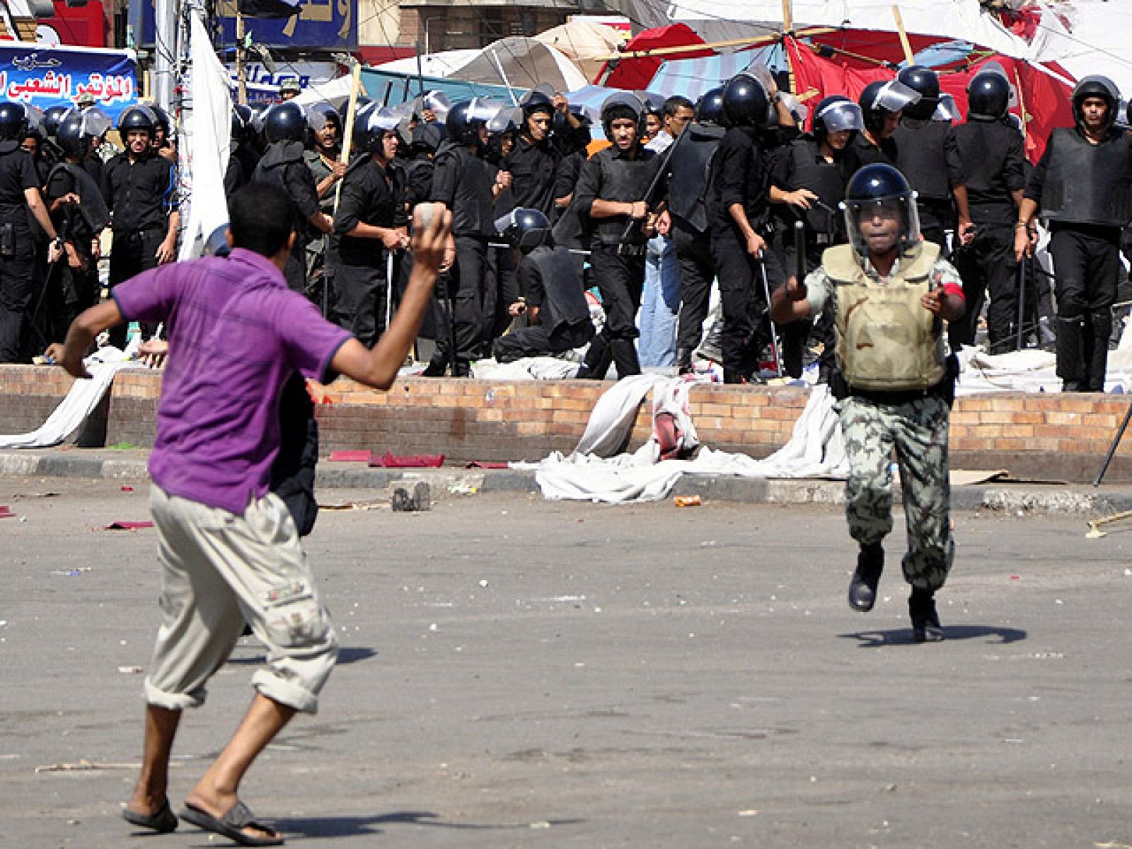 Los militares egipcios desalojan por la fuerza a los manifestantes que quedaban en la plaza cairota de Tahrir.