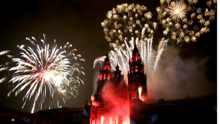 Santiago de Compostela deslumbra con fuegos artificiales