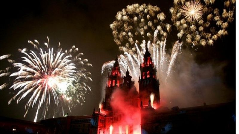 Santiago de Compostela deslumbra con fuegos artificiales