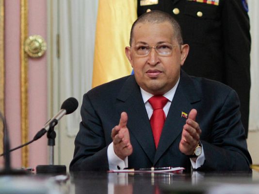  - Chávez bromea sobre su "new look" en un acto oficial