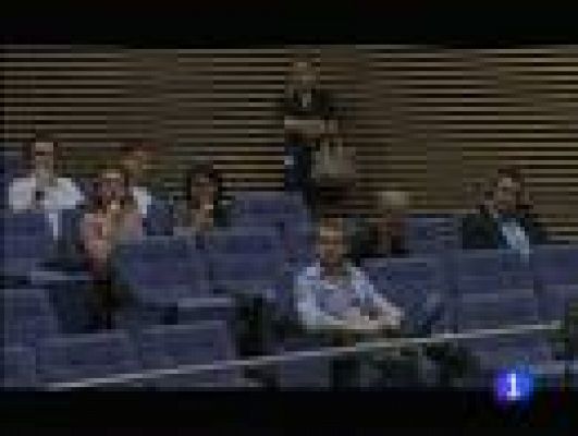 Telediario 1 - Zapatero aplaza sus vacaciones