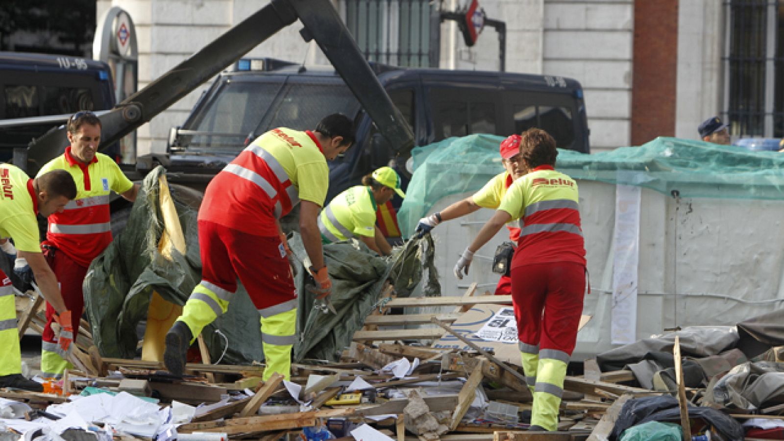 Telediario 1: Desalojo de acampadas del 15 M | RTVE Play