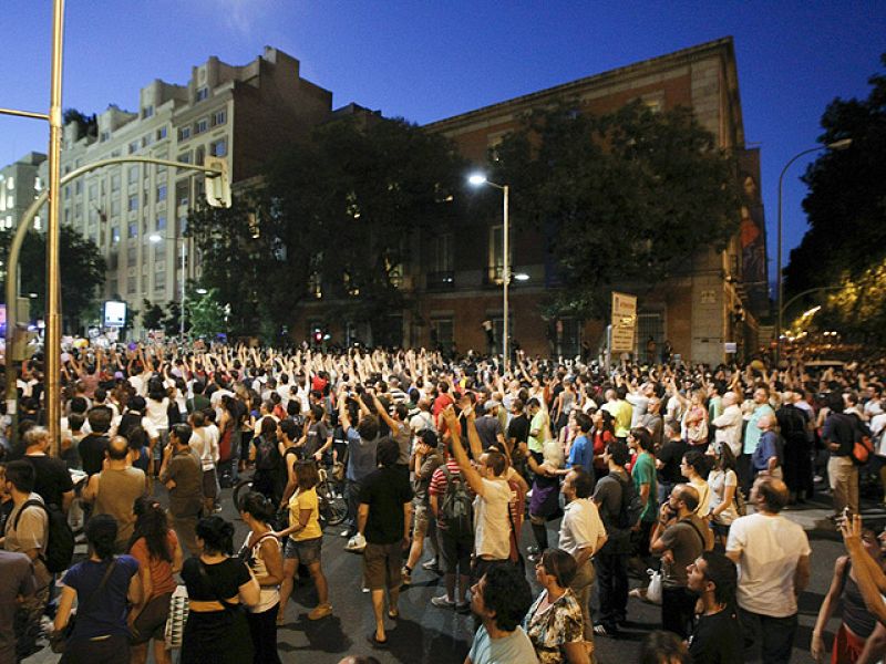  La policía blinda Sol y desaloja a los pocos indignados que han llegado a la plaza