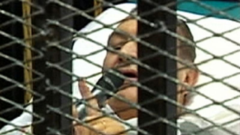 Mubarak aparece en camilla ante el tribunal que le juzga