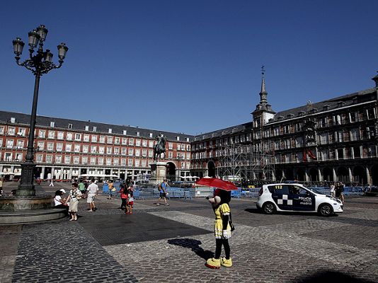 Informativo 24h - La Policía desaloja una veintena de indignados que permanecía en la Plaza Mayor y reabre Sol