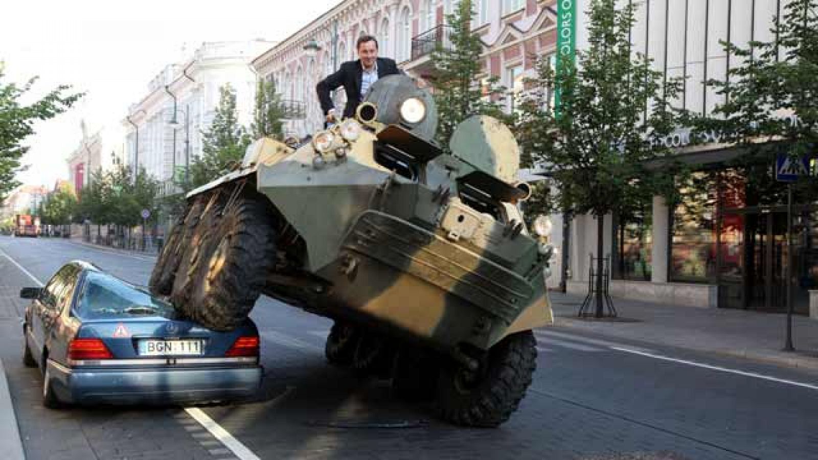 Informativo 24h: El alcalde de la capital de Lituania aplasta un coche mal aparcado con un tanque | RTVE Play