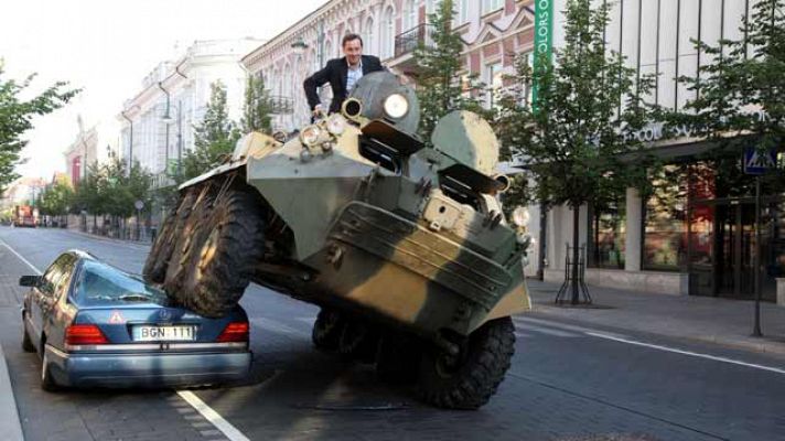 El alcalde de la capital de Lituania aplasta un coche mal aparcado con un tanque