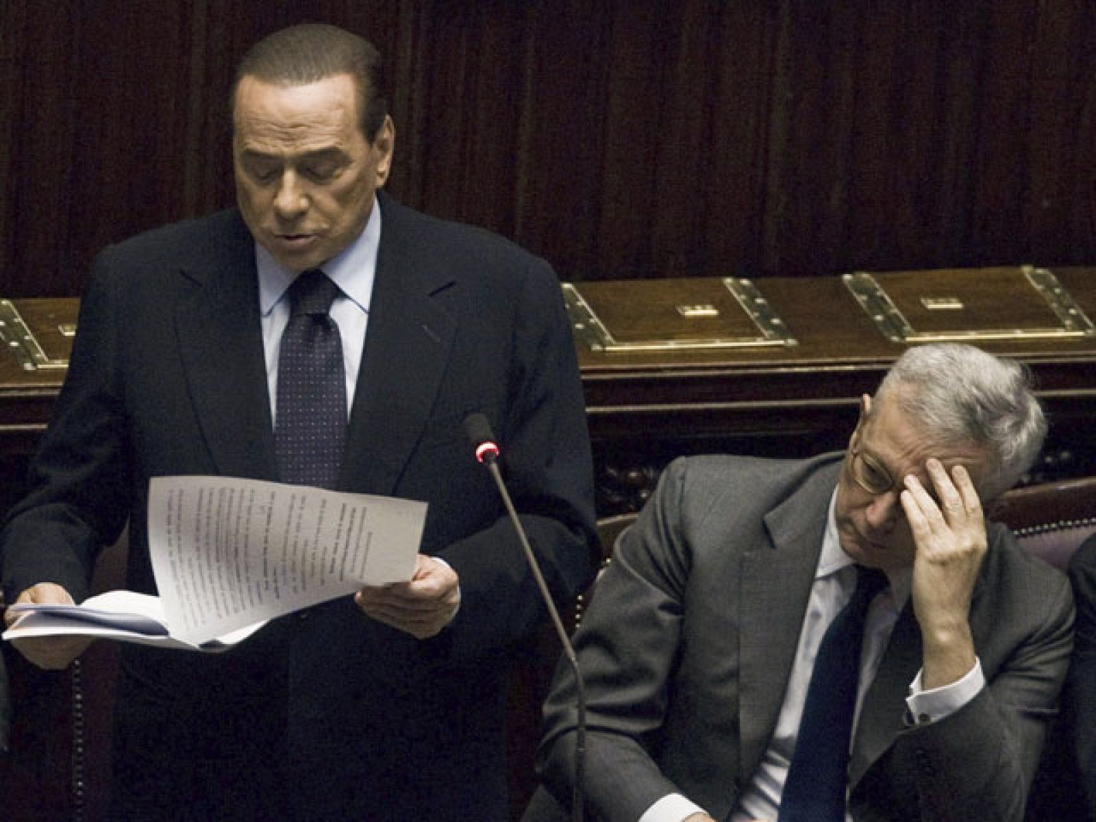 Medidas para reducir el gasto público y negociar cuanto antes las reformas laboral y fiscal ... Son algunas de las propuestas del primer ministro itialiano, Silvio Berlusconi, con el objetivo de calmar a los mercados que también se están cebando con la deuda italiana. Y dice, que sabe lo que es la inestabilidad en los mercados porque es empresario y tiene tres empresas que cotizan en Bolsa...El gobierno propondrá un pacto por la estabilidad, el crecimiento y la cohesión social. Se lo propondrá mañana a patronal y sindicatos con los que se reunirá... Berlusconi asegura que la economía italiana es sólida y ha hecho un llamamiento a la unidad de las fuerzas políticas para hacer frente a la crisis.Suma y sigue al plan de ajuste, aprobado en julio, para recortar cerca 79.000 millones de euros en gastos.Su ministro de economía, Giulio Tremonti analizaba hoy con el presidente del Eurogrupo, Jean-Claude Juncker la presión sobre su deuda.