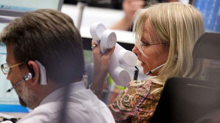 Informativo 24h - La prima de riesgo española ronda los 380 puntos y las Bolsas sufren recortes