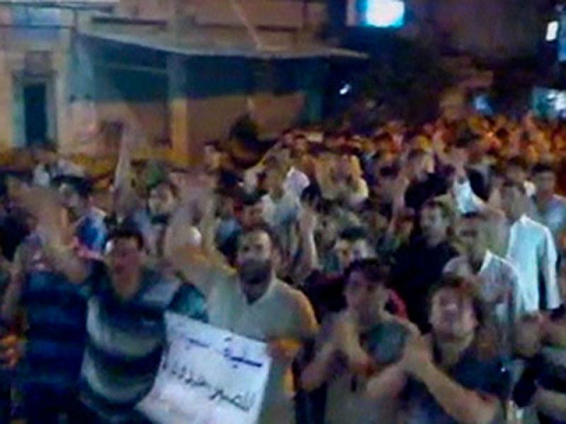 En Siria, el presidente ha aprobado este jueves un decreto que da libertad para crear nuevos partidos políticos, aunque la dura ofensiva del ejército sobre Hama ha continuado por quinto día consecutivo. En las últimas 24 horas han muerto al menos 45 