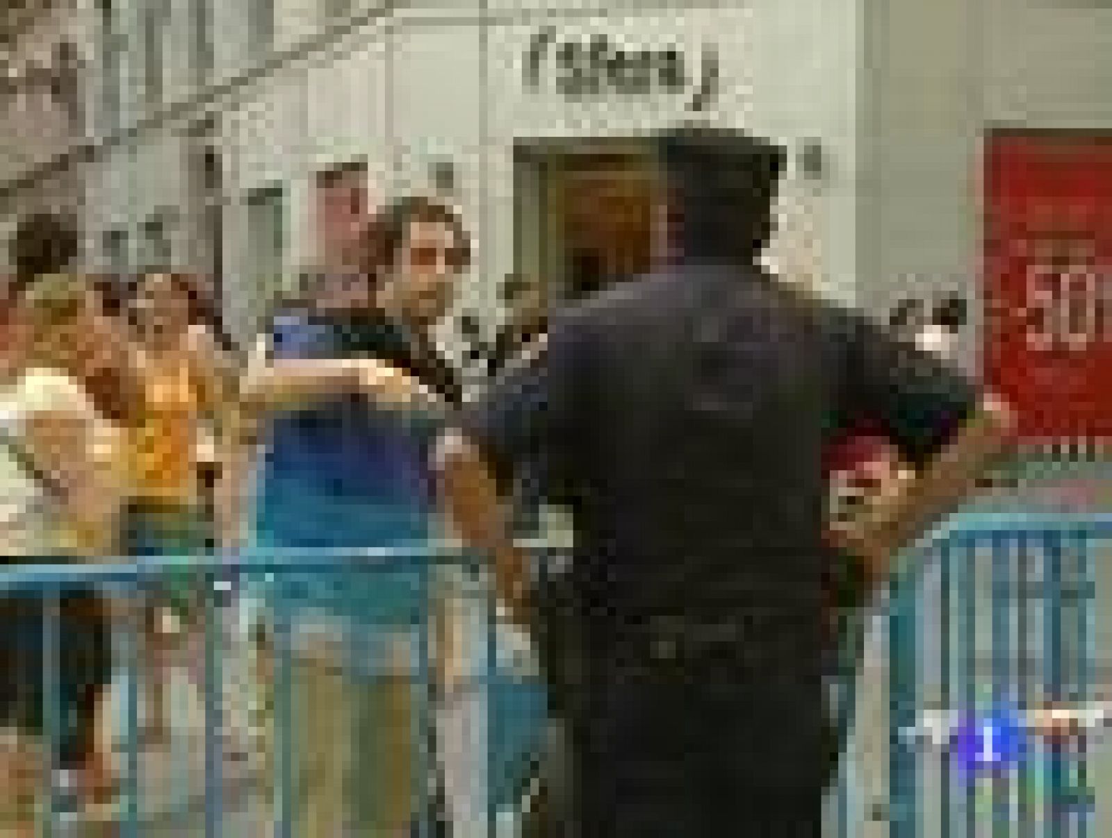 El Movimiento 15M corta la Gran Vía de Madrid e intenta entrar en la Puerta del Sol