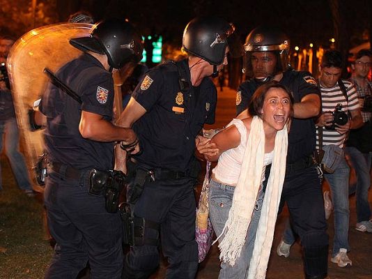 Informativo 24h - La policía carga contra el 15-M