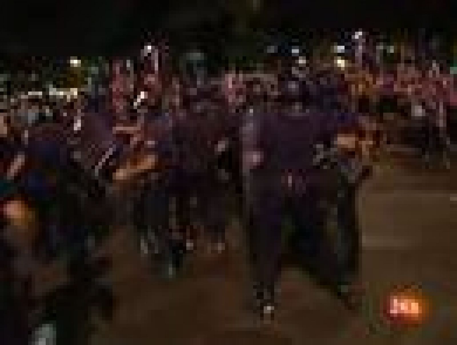Una veintena de heridos en una carga de la policía contra los indignados en el centro de Madrid - Informativo 24h | Ver
