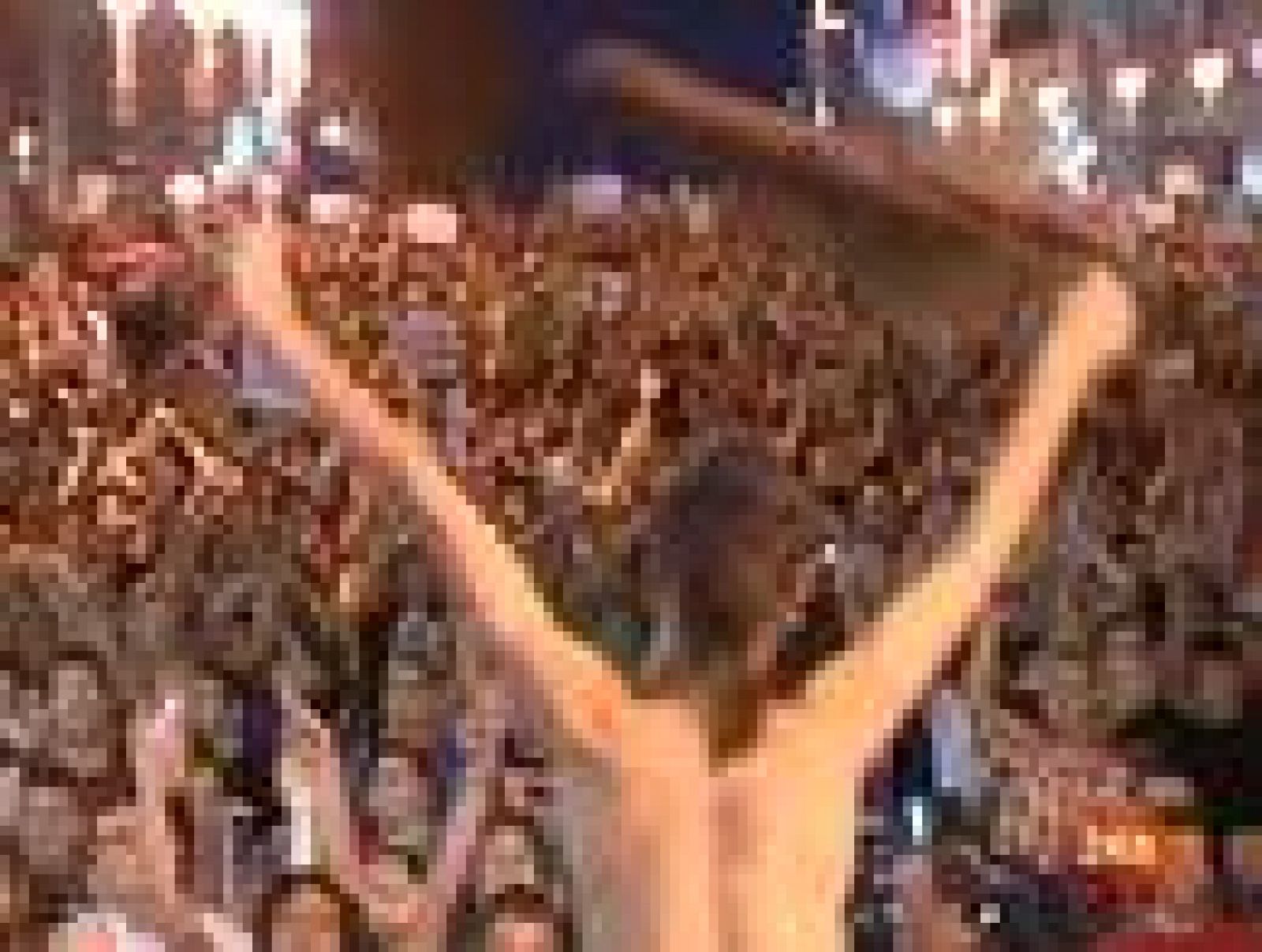 Los 'indignados' reconquistan Sol al grito de "Esta es nuestra plaza"