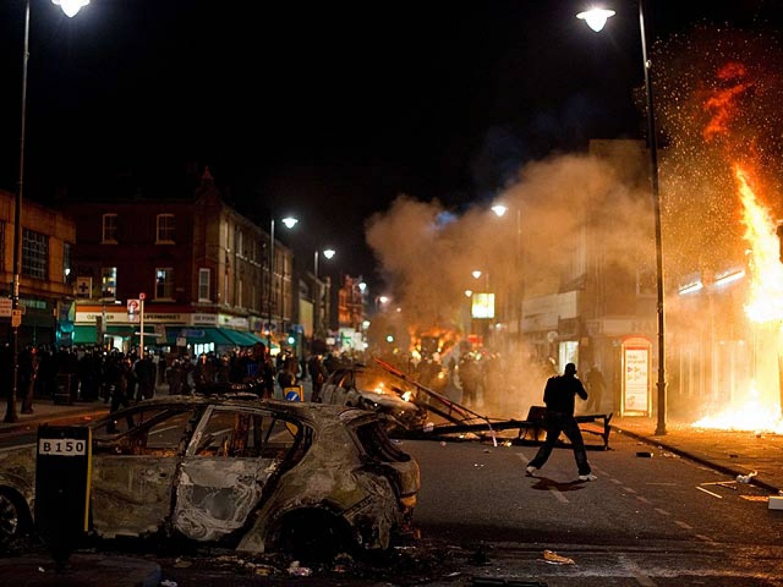 Graves disturbios en Tottenham, Londres, tras la muerte de un joven a manos de la policía