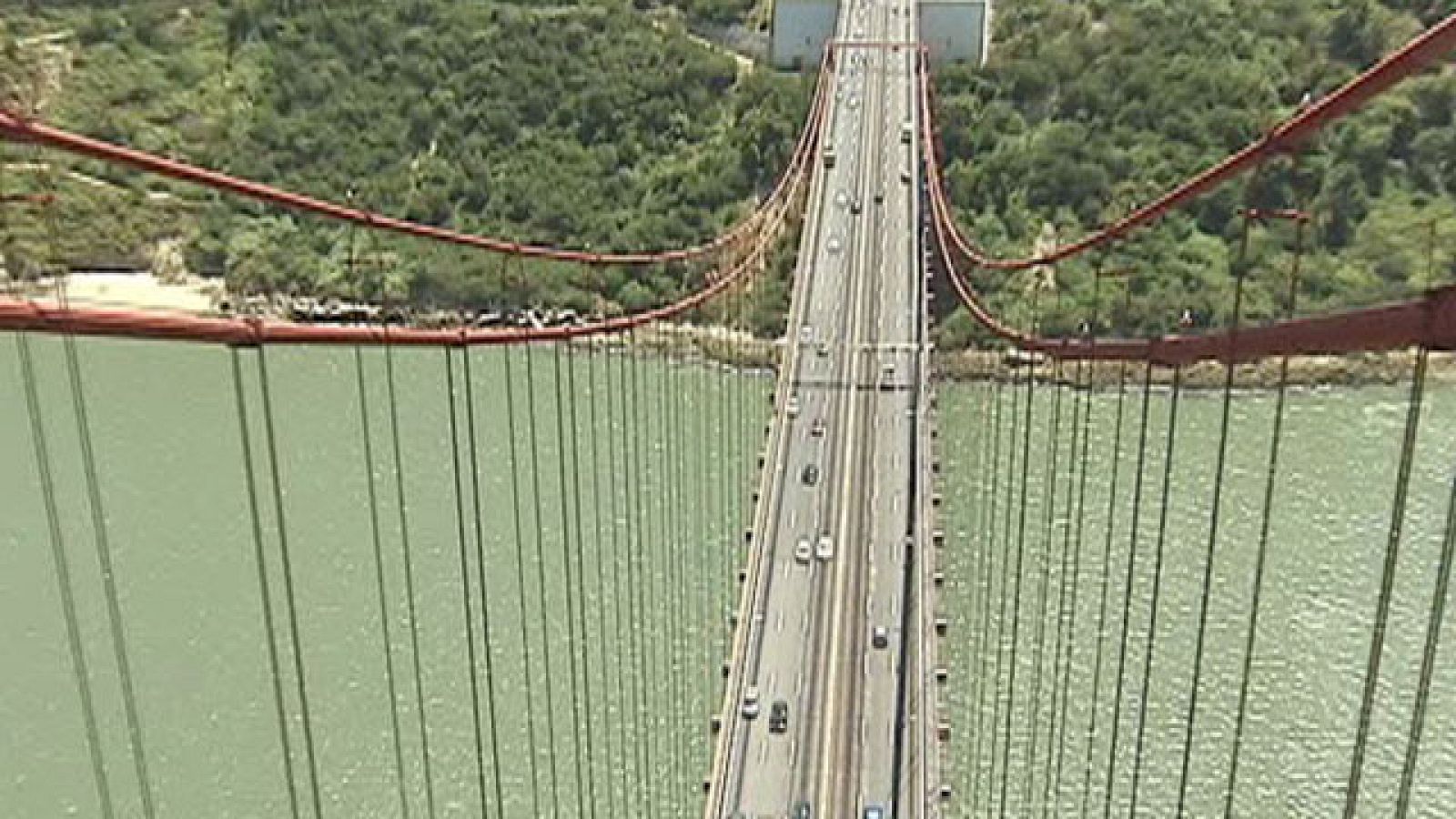 El Puente 25 de Abril cumple 45 años
