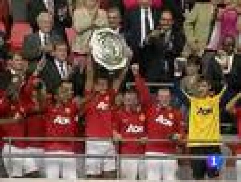 El meta español David De Gea ya tiene su primer título en Inglaterra; la Community Shield que ha conquistado su nuevo equipo el Manchester United tras remontar dos goles en contra frente al City, que dejó en el banquillo a su fichaje estrella, Sergio