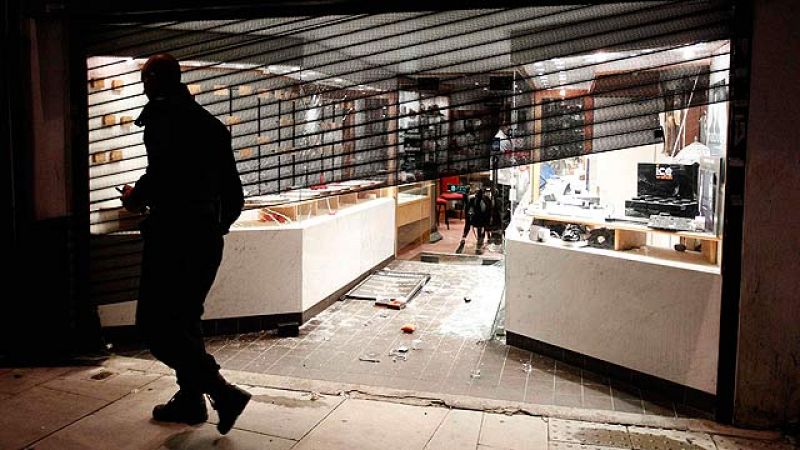  El barrio londinense de Enfield ha sido objeto de actos violentos este domingo por la noche