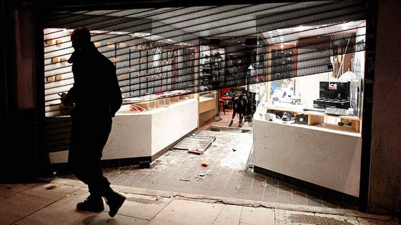 El barrio londinense de Enfield ha sido objeto de actos violentos este domingo por la noche