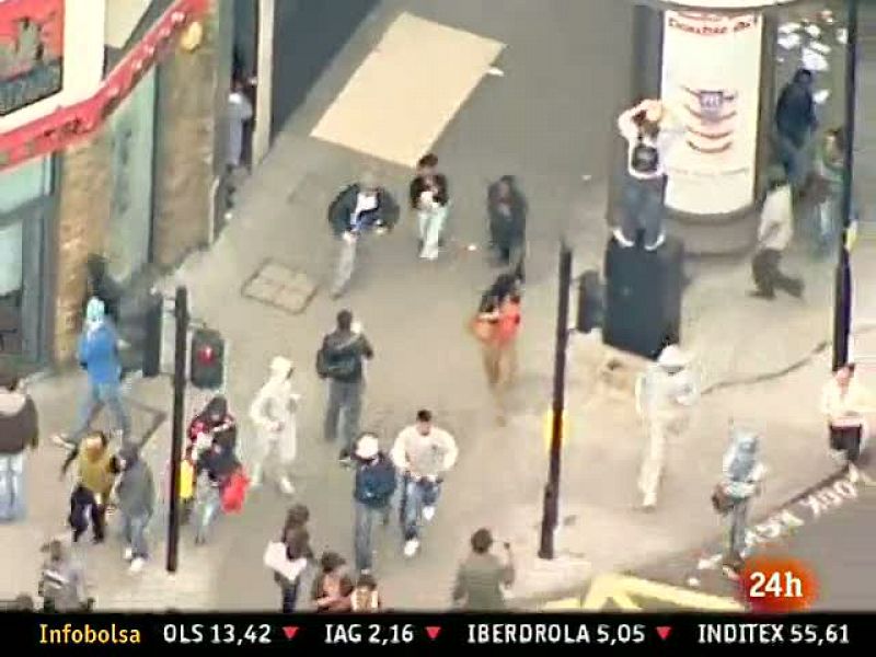 Grupos de jóvenes y policías antidisturbios se enfrentan por tercer día consecutivo, esta vez en el barrio londinese de Hackney, uno de los más conflictivos de la capital británica.