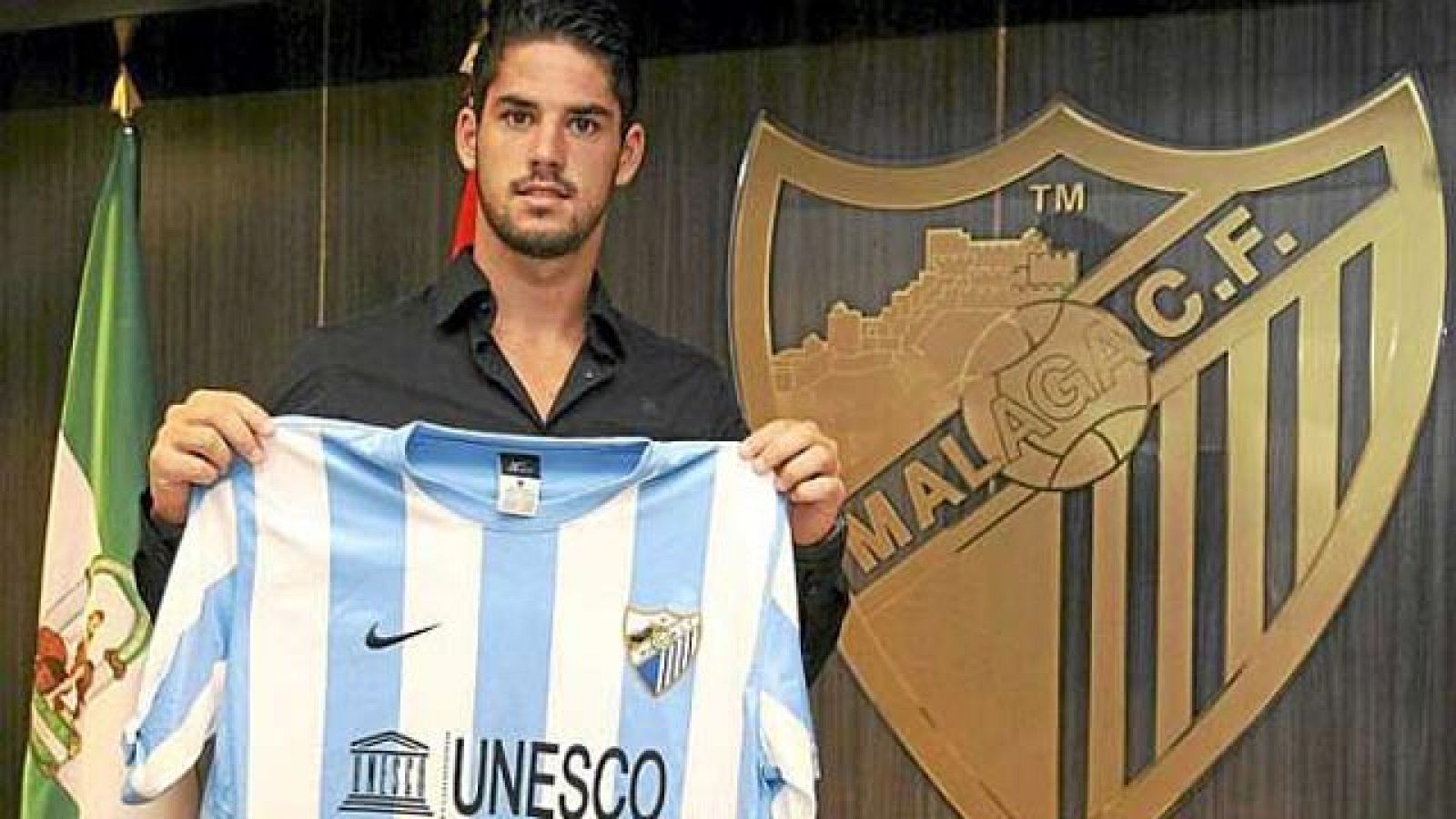 El Valencia ha denunciado que el Málaga aigue sin pagar el traspaso del jugador, aunque no quiere que se rompan las relaciones