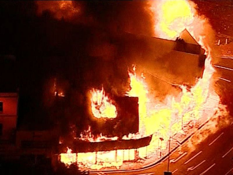Edificios ardiendo en Croydon, al sur de Londres, en el tercer día consecutivo de disturbios entre las Fuerzas de Seguridad y grupos de jóvenes. Hay más de 200 detenidos por estos altercados que se originaron por la muerte de un hombre negro al que 