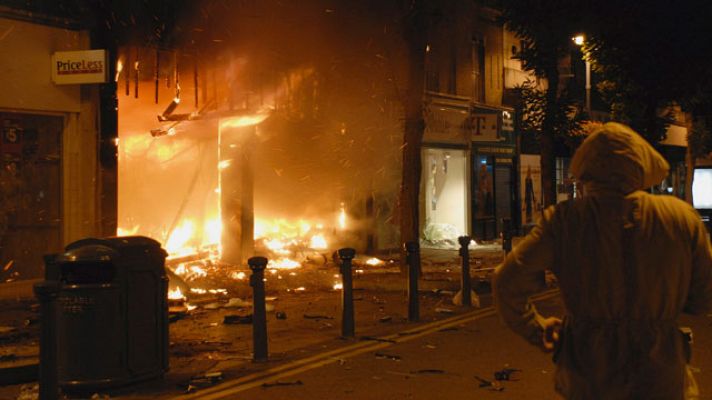 Tercera noche violenta en Londres