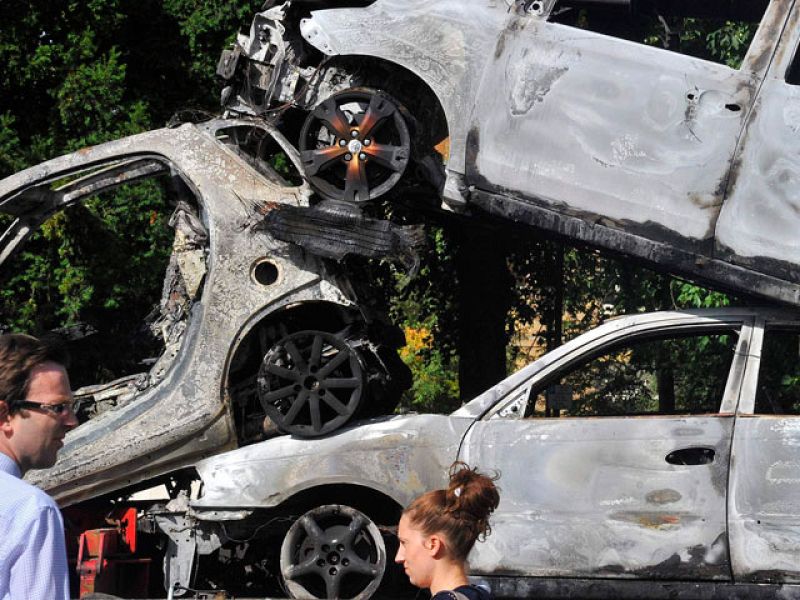 Londres ha amanecido en estado de shock tras vivir la noche más violenta de su historia con incendios de coches y edificios y saqueos de establecimientos por parte de jóvenes que se han enfrentado con miles de agentes antidisturbios.