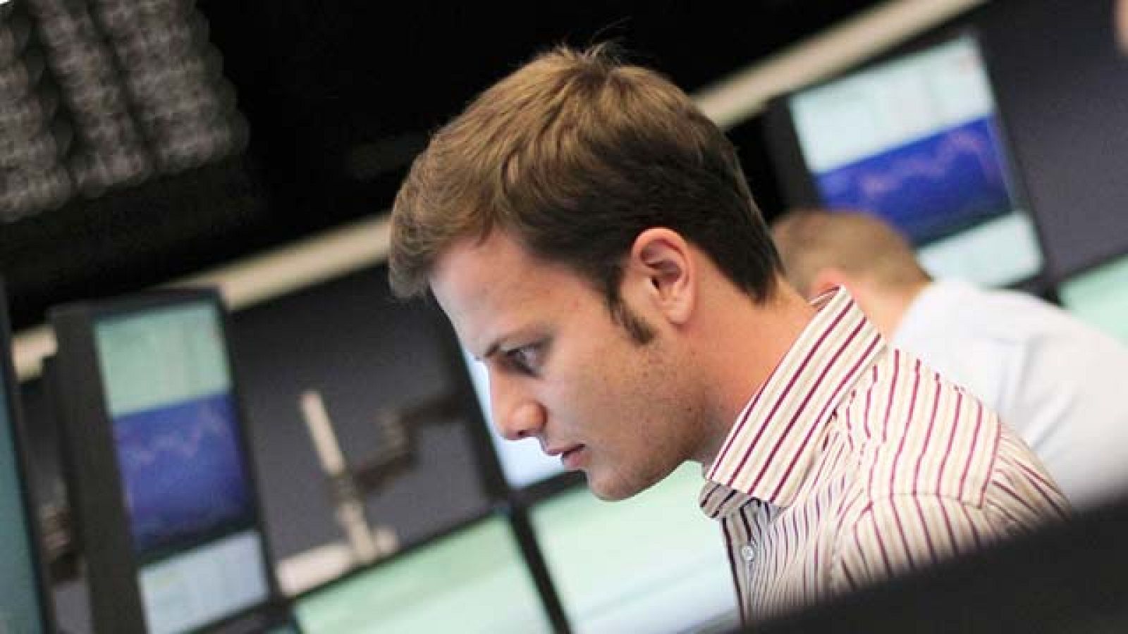 Las bolsas frenan sus descendos tras vivir una jornada de pánico