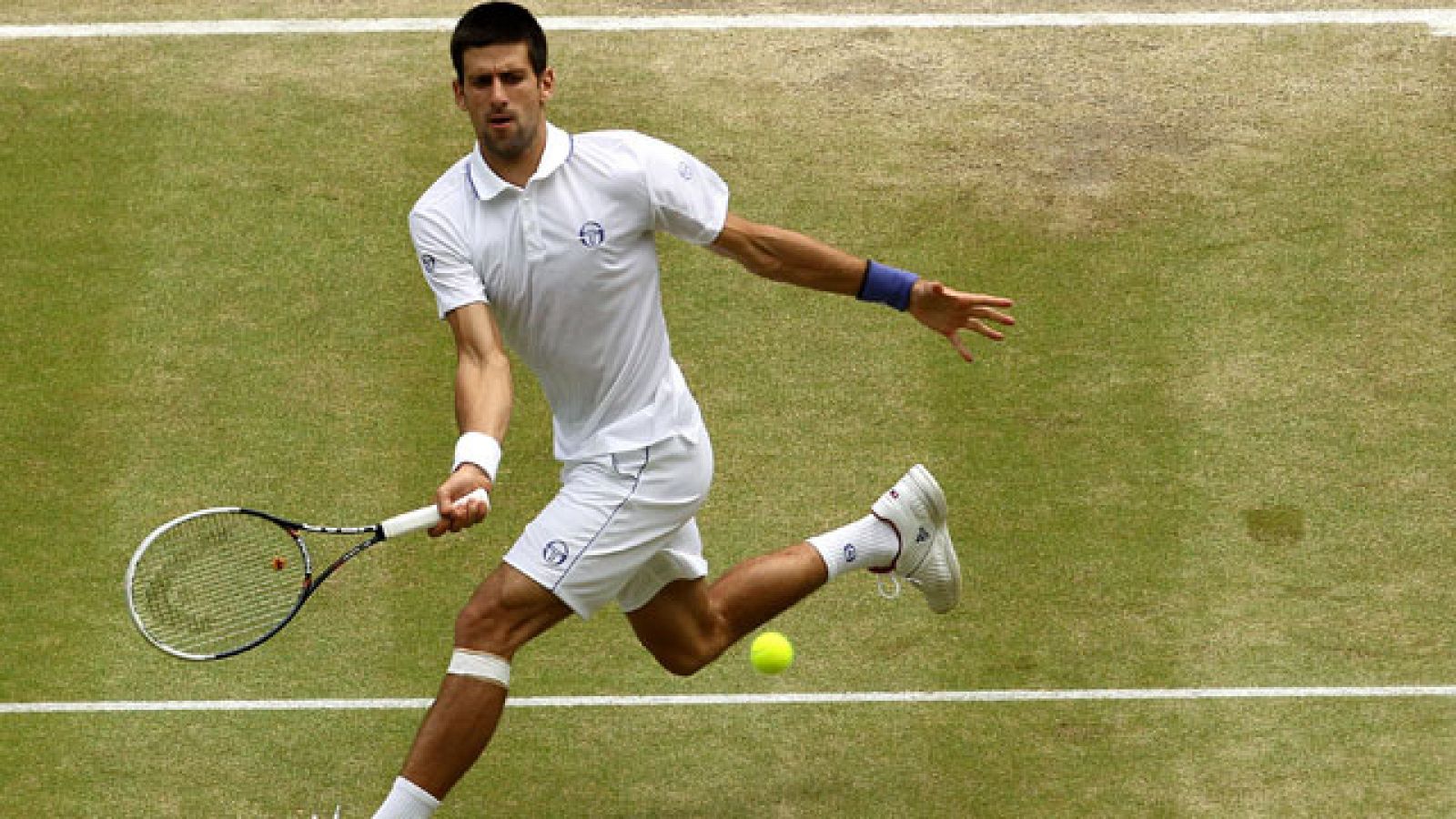 El serbio recibe el trofeo que le acredita como número uno del tenis mundial