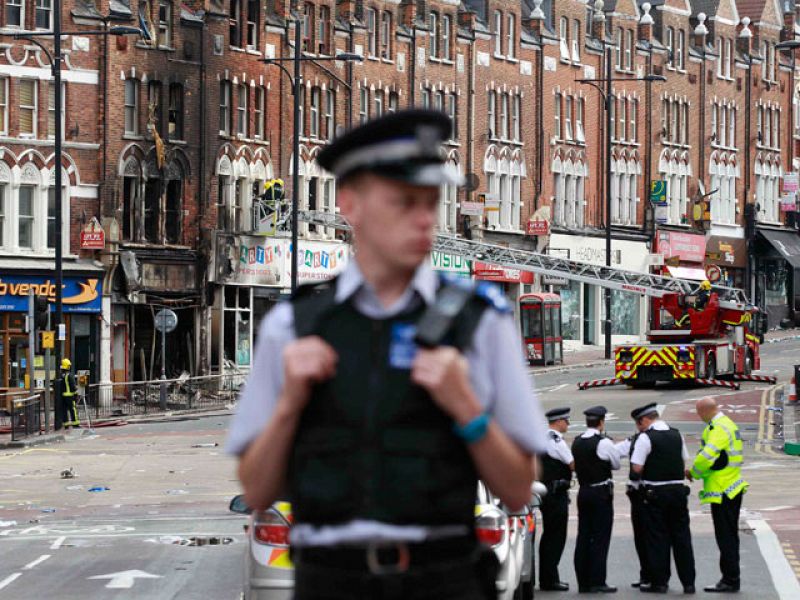 Londres se prepara para una nueva jornada de disturbios con un dispositivo de 16.000 policías en las calles.