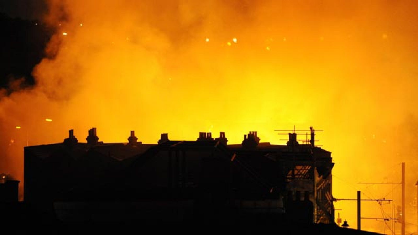 Los graves disturbios de Londres provocan la suspensión del amistoso de la selección 'pross' contra Holanda y cuatro partidos de la Carling Cup